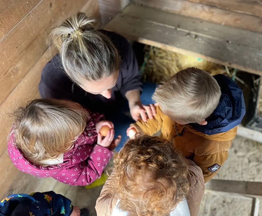 Une photo montrant des enfants à la ferme